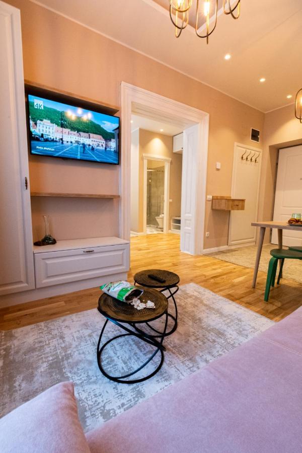 Black Gate - Quiet Studio In The Heart Of Old Town With Free Private Secured Parking Brașov Exterior foto